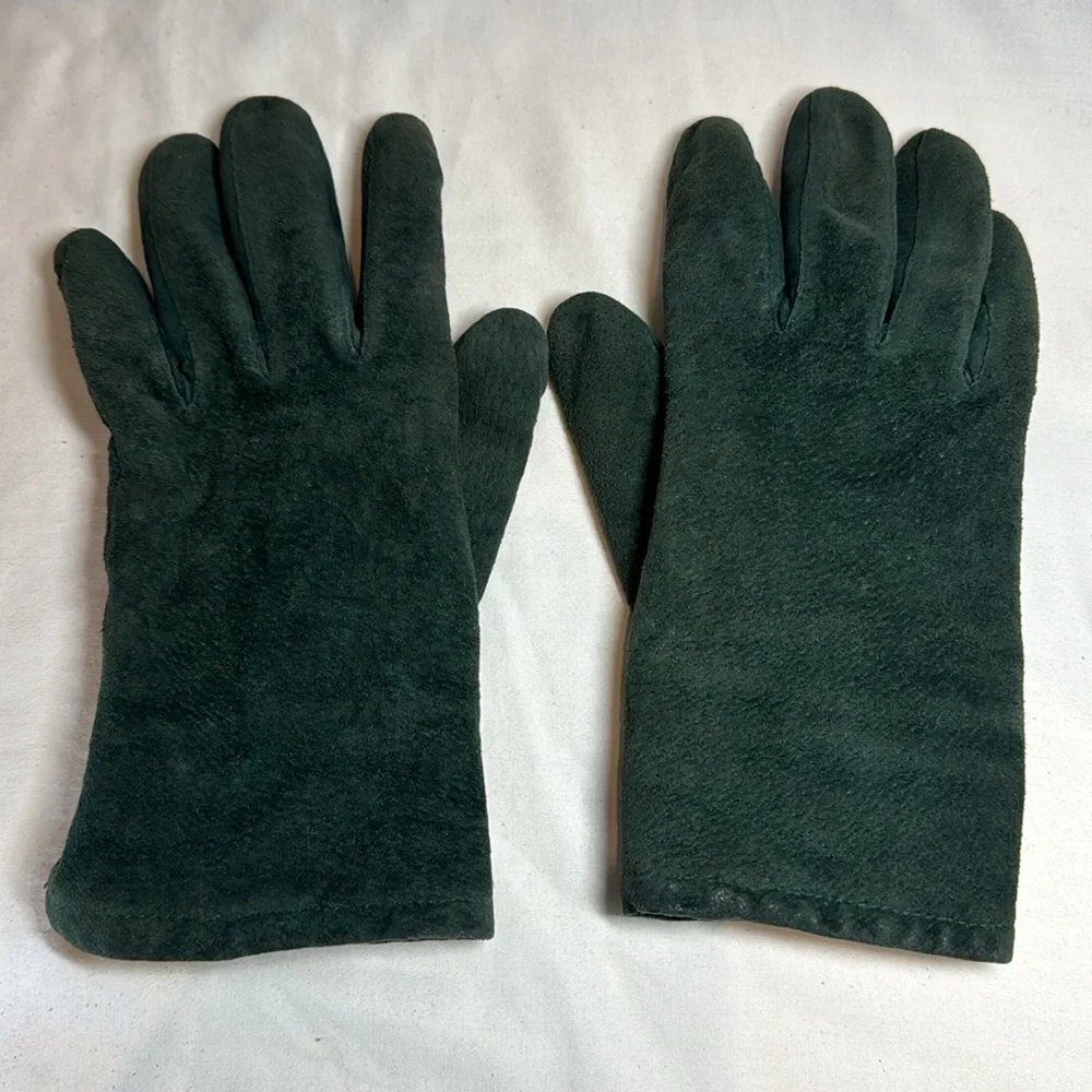 Vintage Land’s End green pig split suede gloves. Manmade lining. Women’s M.